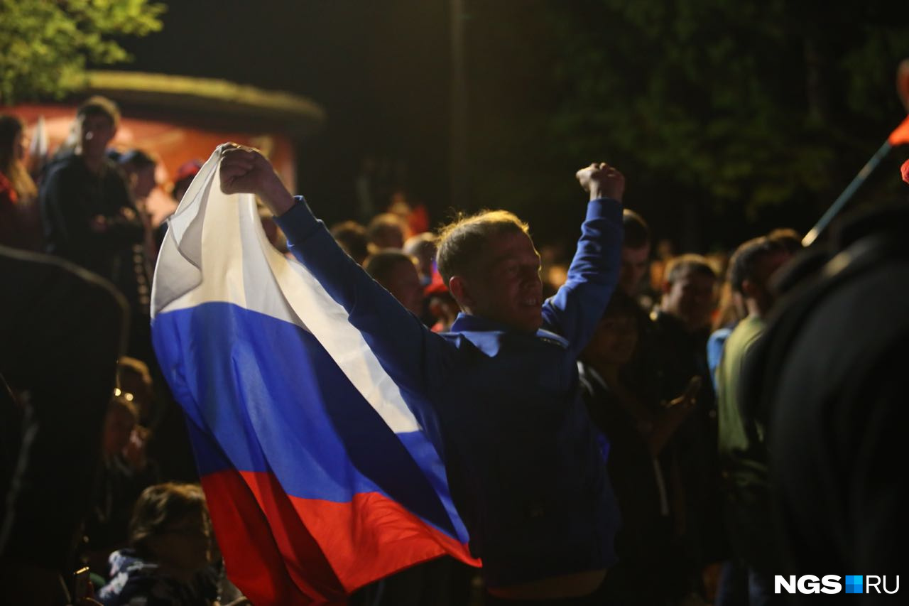 Множество болельщиков пришло с российскими флагами