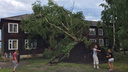 По Лесосибирску прошел разрушительный ураган: повалены деревья и строительный кран