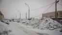 Город сугробов. НГС узнал в мэрии, почему снег в Новосибирске вывозят не со всех улиц