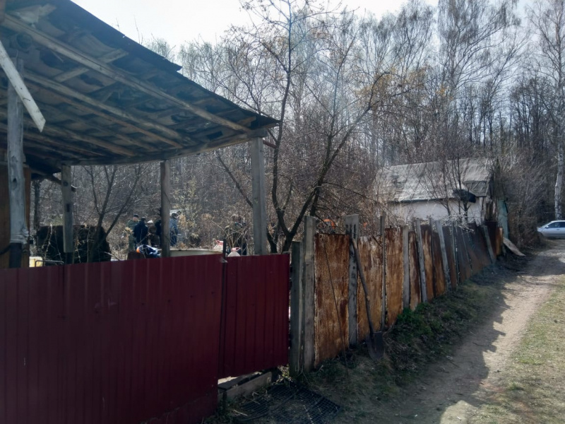 За этим ржавым забором на участке в колодце и спрятали тела За этим ржавым забором на участке в колодце и спрятали тела