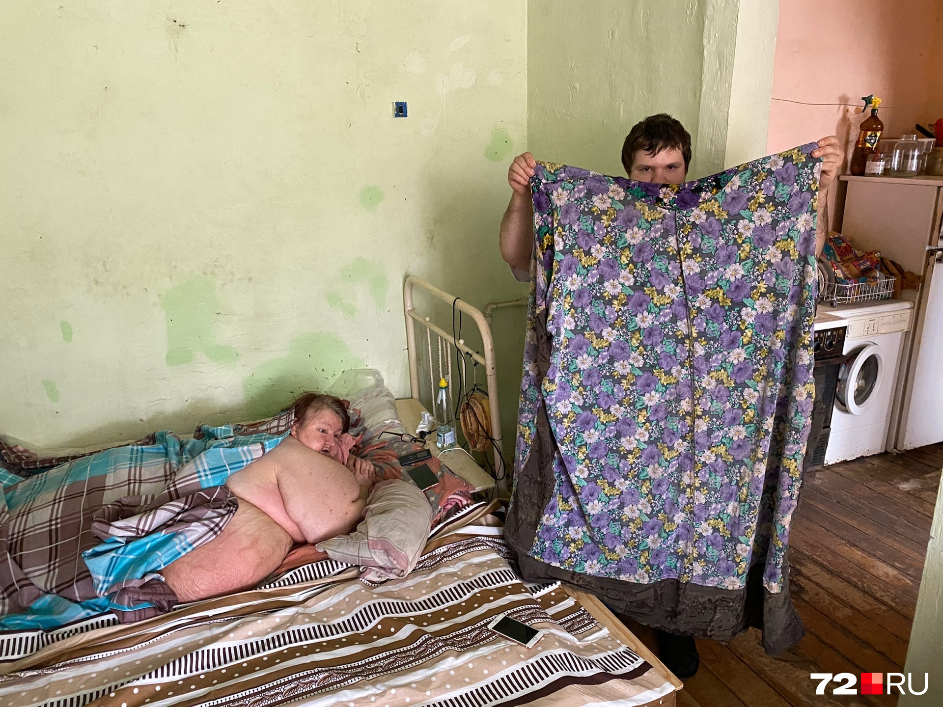 Одно из платьев Любови Михайловны. Из-за полноты женщине приходилось самой шить себе одежду, потому что очень сложно найти то, что подойдет Одно из платьев Любови Михайловны. Из-за полноты женщине приходилось самой шить себе одежду, потому что очень сложно найти то, что подойдет