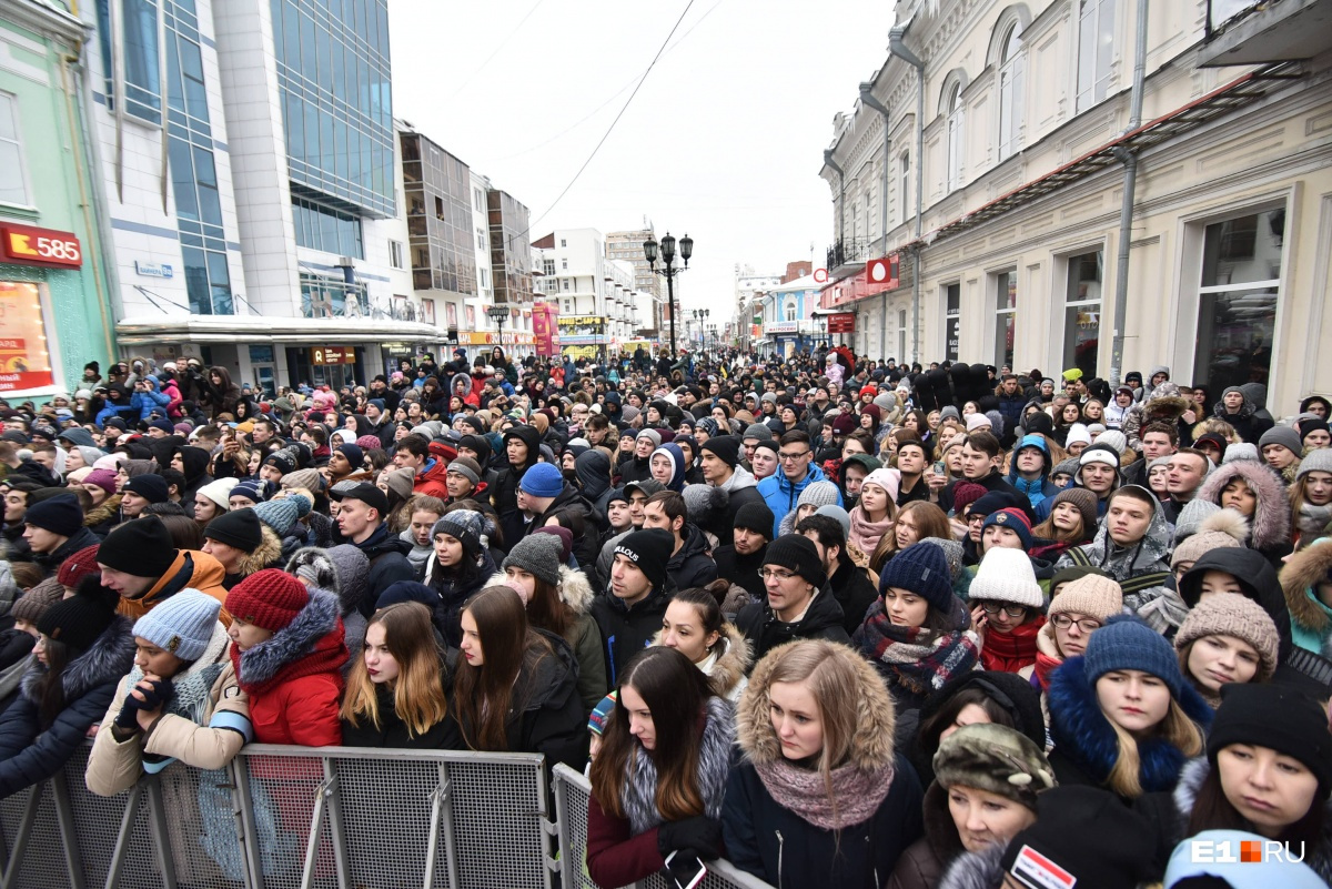 В Екатеринбурге на открытии бургерной школьники и студенты перекрыли улицу и устроили давку из-за бесплатных булок