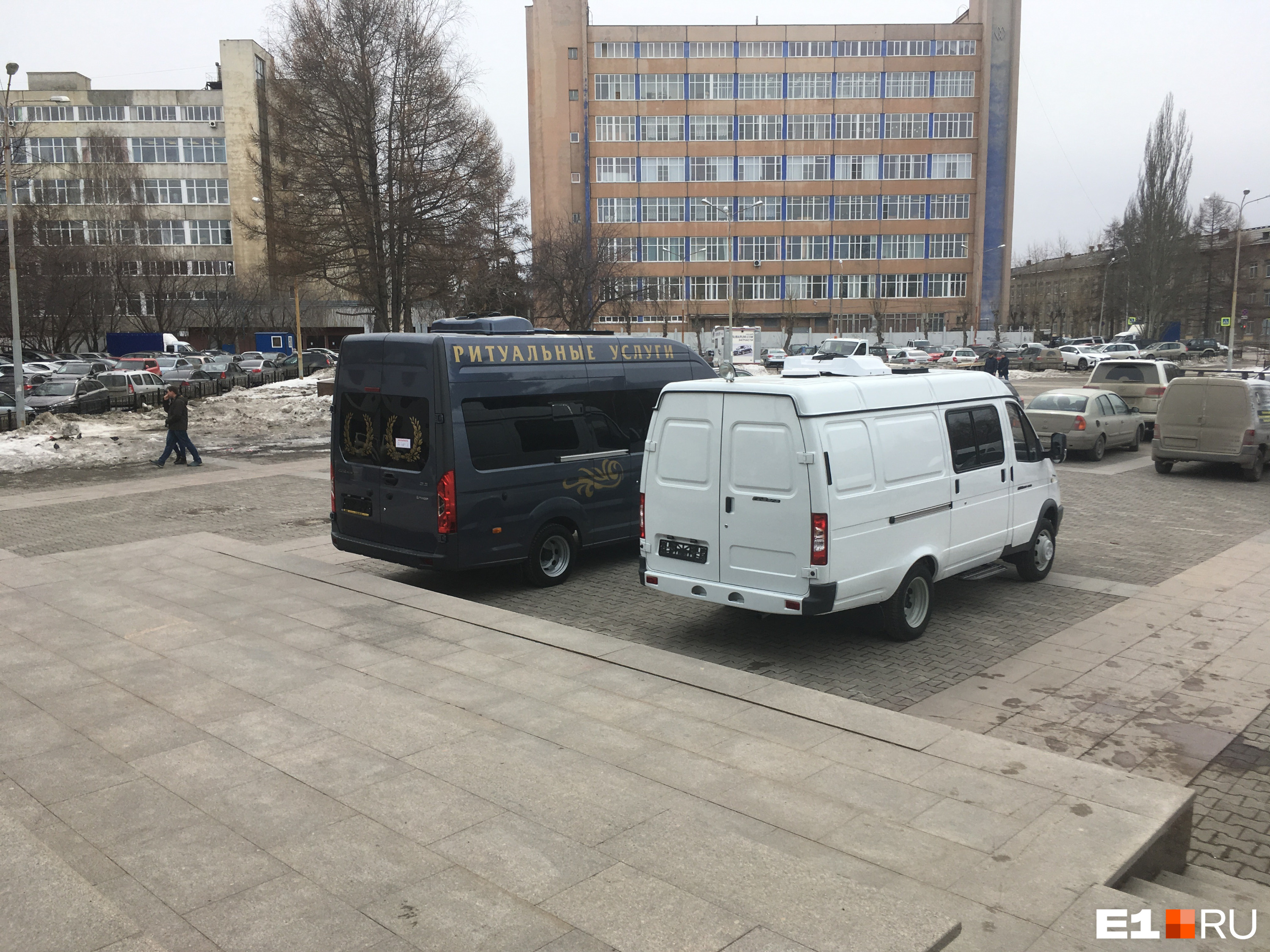 На парковке в ЦК «Урал» в этот день стоял весьма специфический транспорт