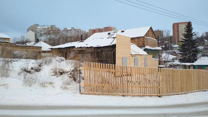 «Потемкинские деревни»: ветхий дом в Николаевке закрыли красивой стеной