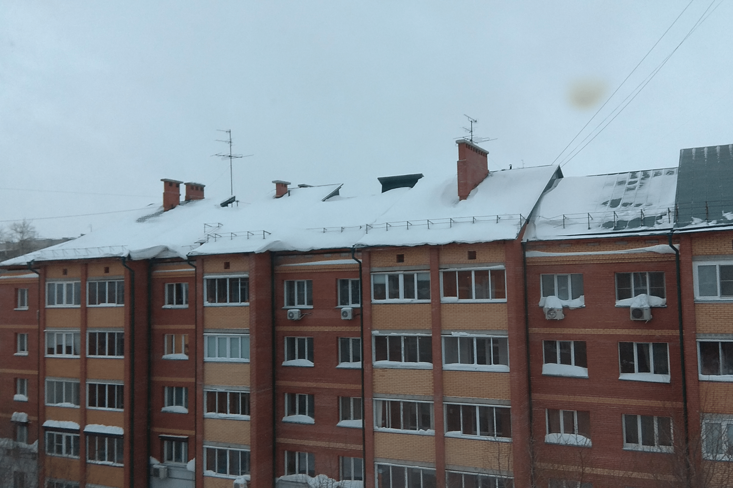 На крыше дома есть скат