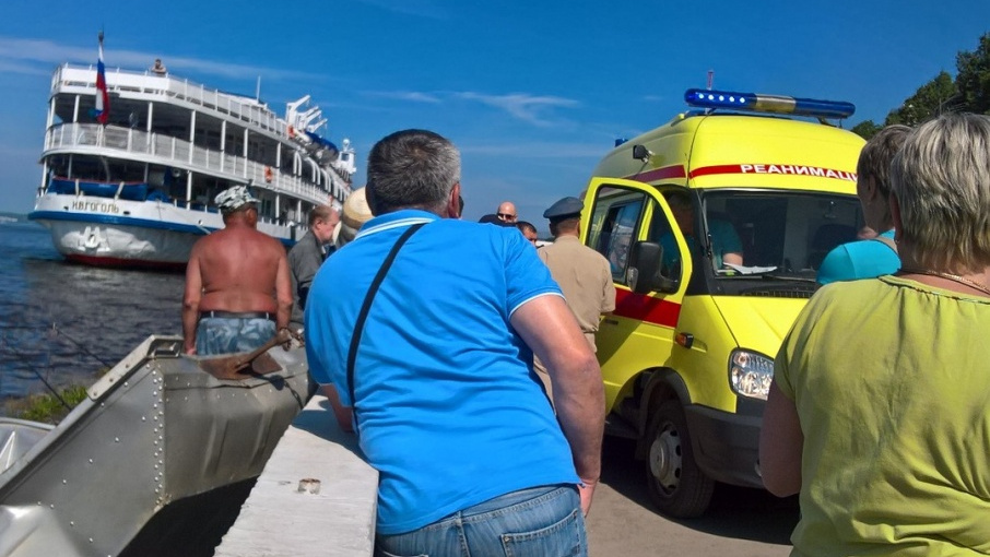 Один мужчина выбрался из воды, второго ищут: в Перми моторная лодка врезалась в набережную
