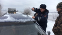 Донские полицейские помогли водителю, замерзавшему возле собственного автомобиля на обочине