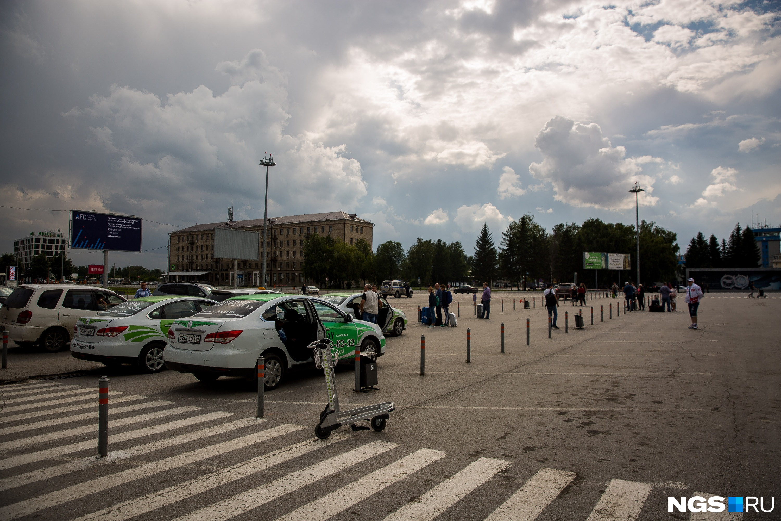 Парковка в новосибирском аэропорту. Где парковаться возле парка Галицкого. Стоянка авто возле аэропорта Толмачево Новосибирск. Парковка Толмачево фото.