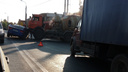 «Колёса оторвались от земли»: на Авроре — Промышленности иномарка застряла под бетономешалкой
