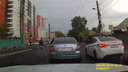 Водители устроили драку у светофора на проблемном участке улицы Киренского