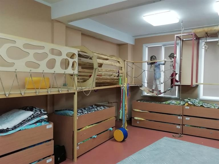 Здесь есть элементы «лесного экстрима», которые непривычно видеть в детском саду Здесь есть элементы «лесного экстрима», которые непривычно видеть в детском саду