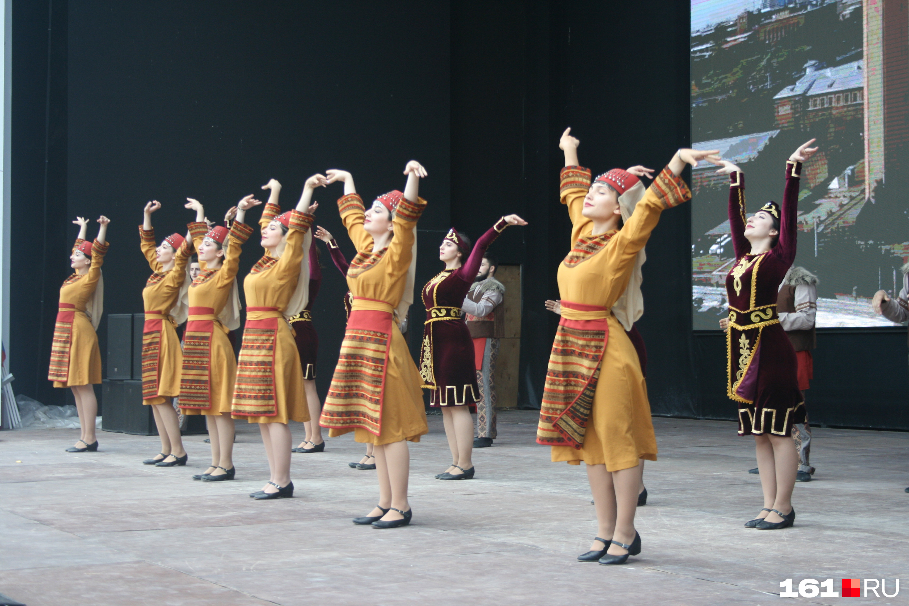 Девушки из ансамбля армянского танца «Звартноц» исполнили народный танец
