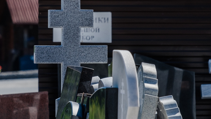 «Гробы несут чуть ли не на руках»: в Усть-Качке закрыли кладбище, но люди продолжают там хоронить