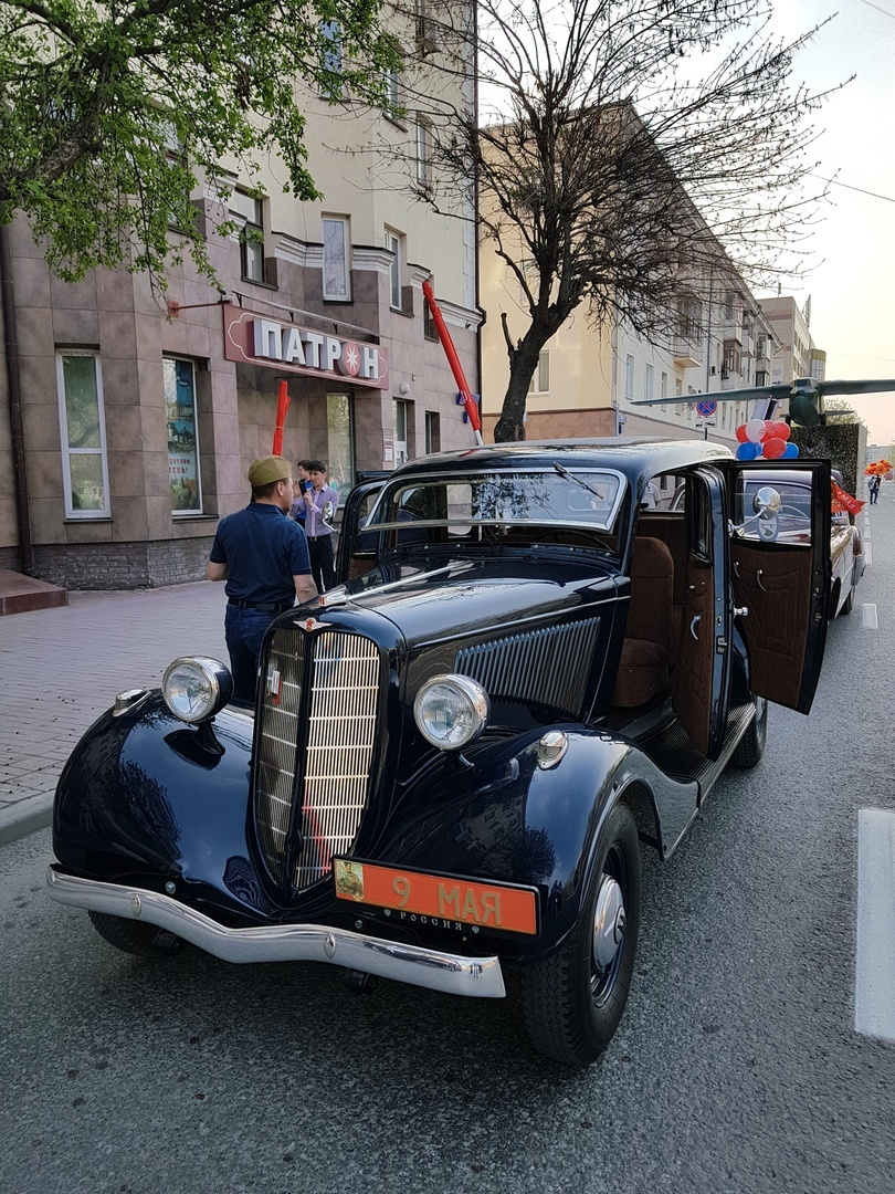А еще этот автомобиль участвовал в параде в День Победы и прокатился по центру города А еще этот автомобиль участвовал в параде в День Победы и прокатился по центру города