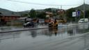 На Свердловской дорожники укладывали асфальт в дождь