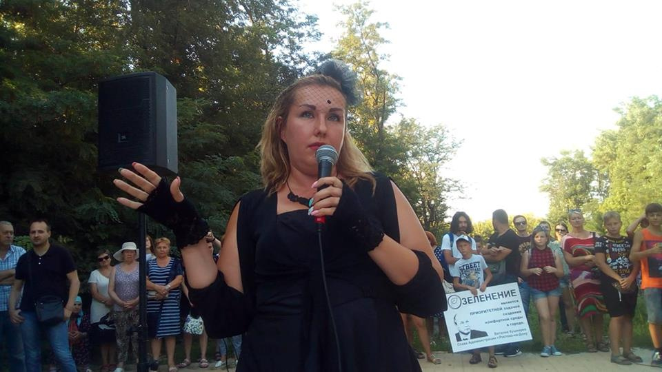 На своеобразный перформанс собрались городские активисты и защитники Александровской рощи