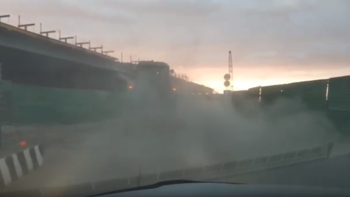 «Подняли пыль»: тюменец снял на видео, как убирают строящийся участок развязки на Монтажников
