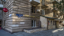 «Мы только за него расплатились»: караоке-клубу в центре Волгограда приказали снести вход