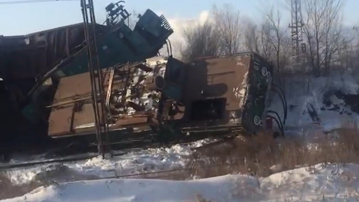Последствия схода товарного поезда с рельсов в Магнитогорске сняли на видео