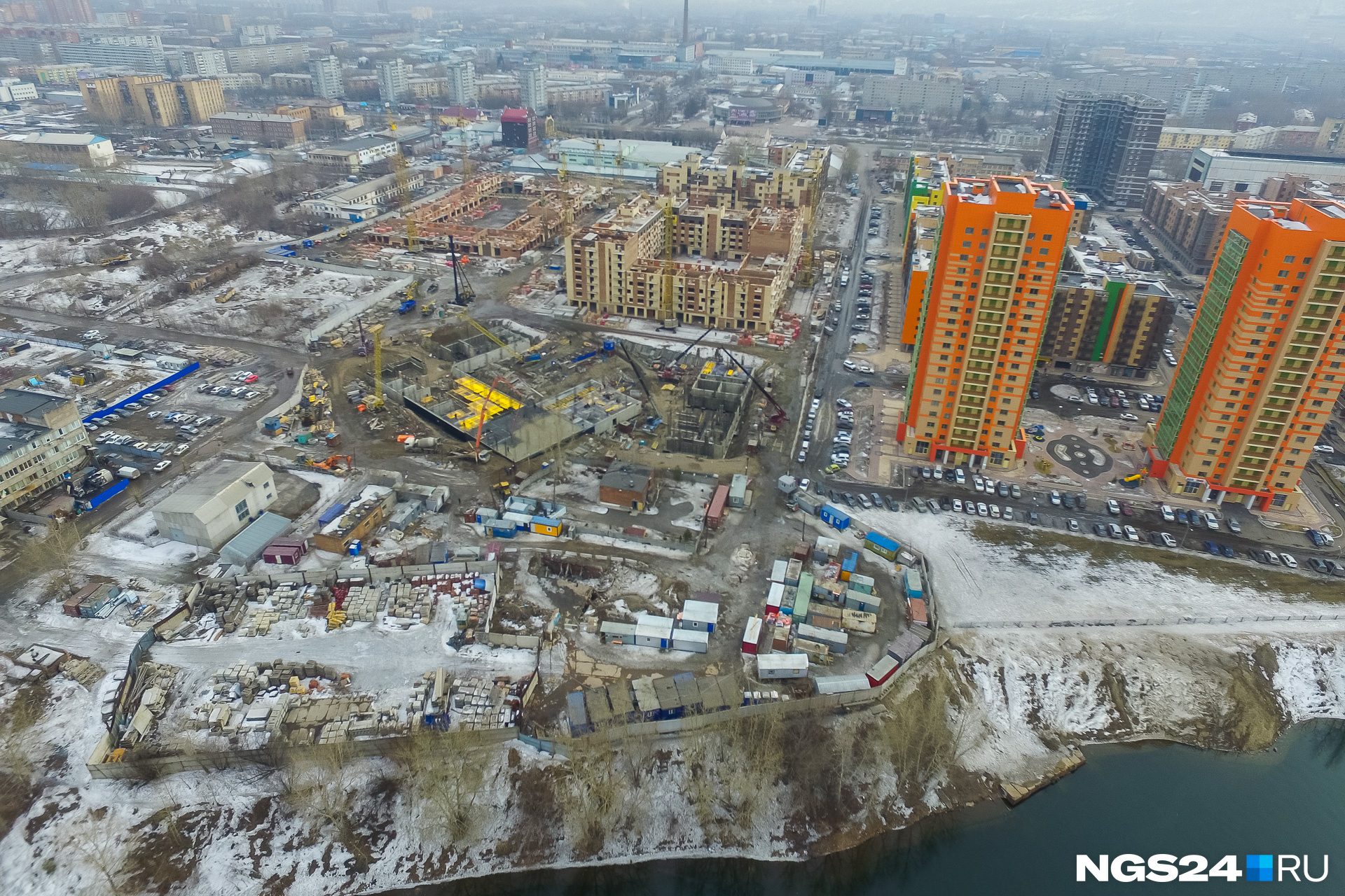 В каком еще микрорайоне можно застать курсирующий «Бобкат», вывозящий снег из закрытых дворов-колодцев В каком еще микрорайоне можно застать курсирующий «Бобкат», вывозящий снег из закрытых дворов-колодцев