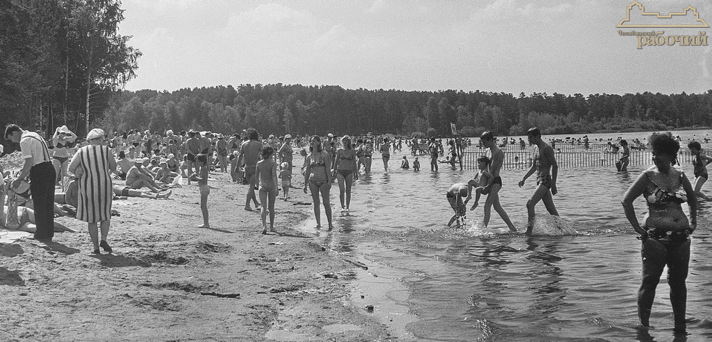 Пляж у плотины Шершнёвского водохранилища. 1988 год