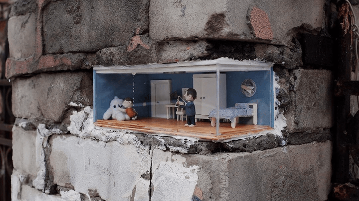 Художник Иван Серый знает, что его работы не живут долго, но всё равно создал новый мини-мир в стене