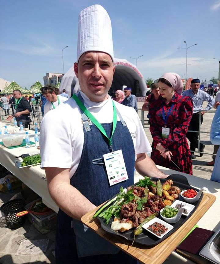 Зоран со своим кулинарным шедевром Зоран со своим кулинарным шедевром