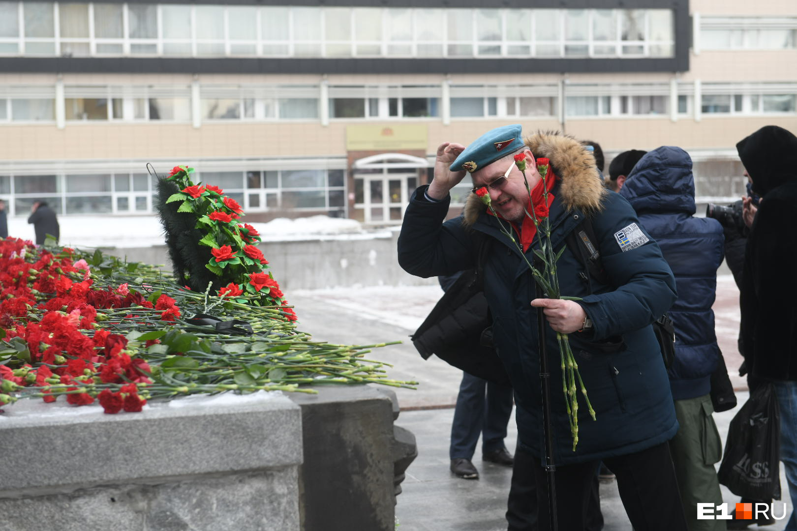 Екатеринбург афганцы. Возложили цветы к памятнику черный тюльпан. 15 Февраля с праздником афганцев. Черный тюльпан возложенный к памятнику. Екатеринбург черный тюльпан 15 февраля.