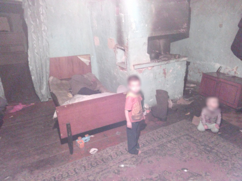 Трое детей жили в холодном доме без теплой одежды