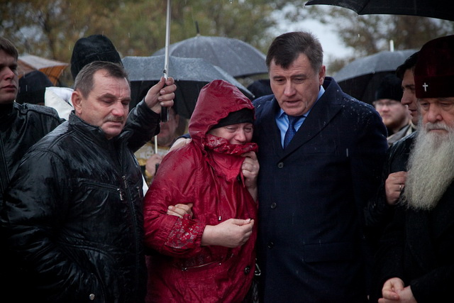 Бывший губернатор Сергей Боженов с родными пострадавших и митрополитом Германом на месте трагедии