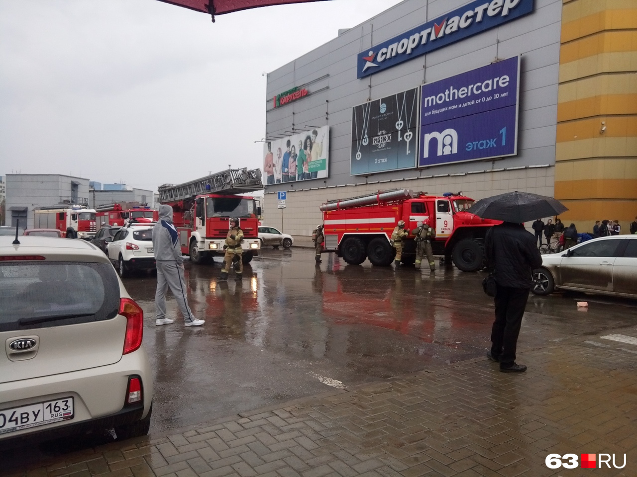К торговому центру съехалось около 10 пожарных машин К торговому центру съехалось около 10 пожарных машин