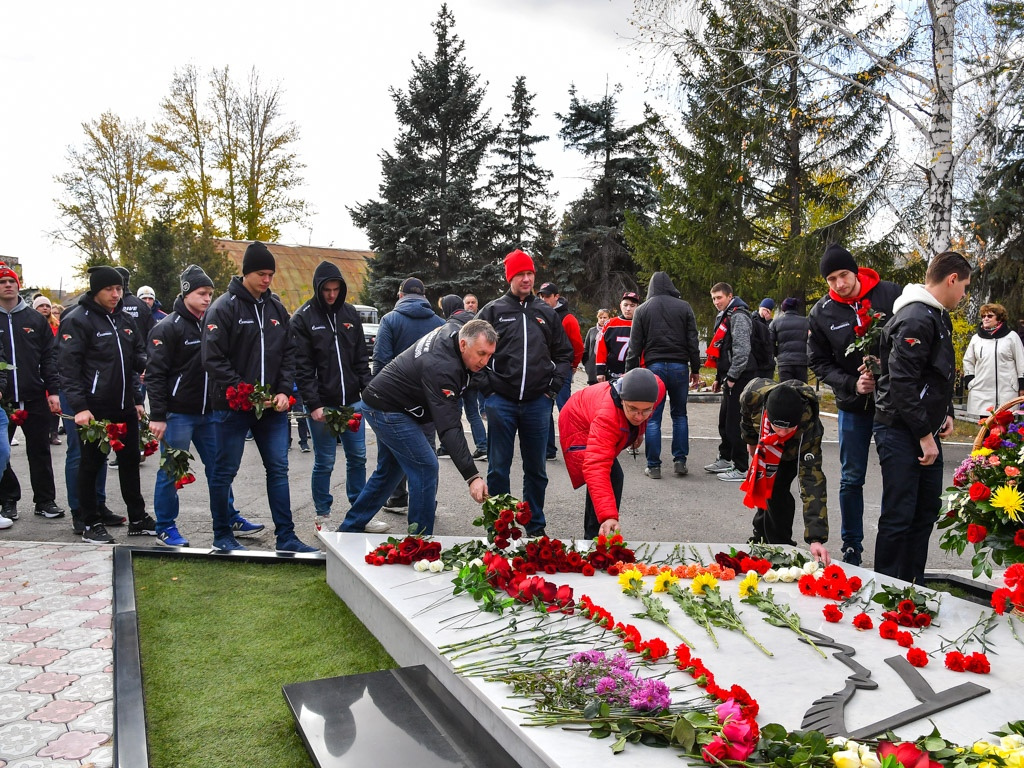 К могиле хоккеиста выстроилась очередь из желающих возложить цветы