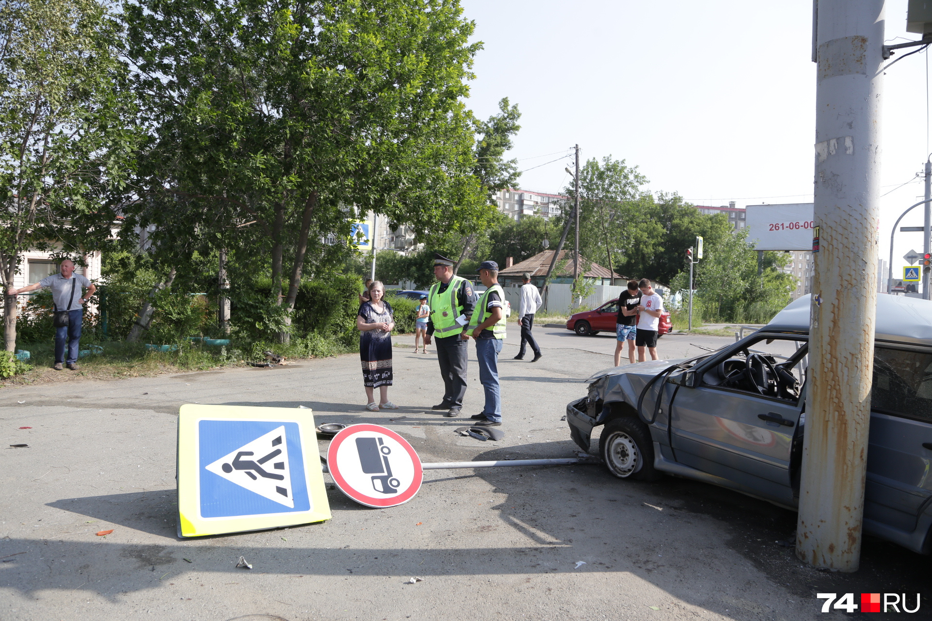Автомобиль снёс знаки и превратился в груду металла Автомобиль снёс знаки и превратился в груду металла