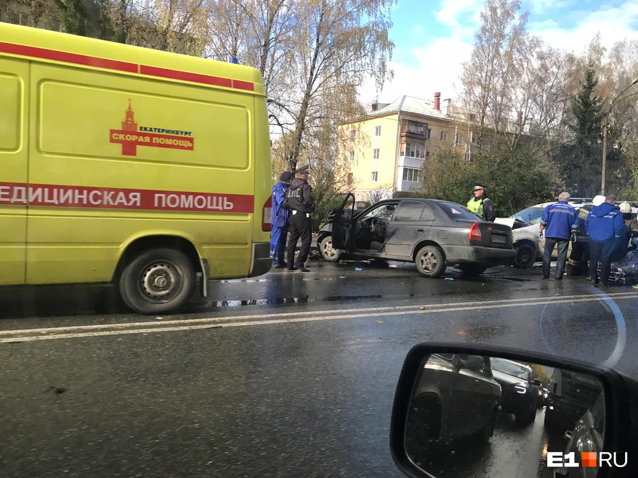 Е1 происшествия сегодня. ДТП на Космонавтов Екатеринбург. Авария на проспекте Космонавтов в Екатеринбурге сегодня. Авария сейчас в Екатеринбурге. Авария на проспекте Космонавтов в Екатеринбурге вчера.