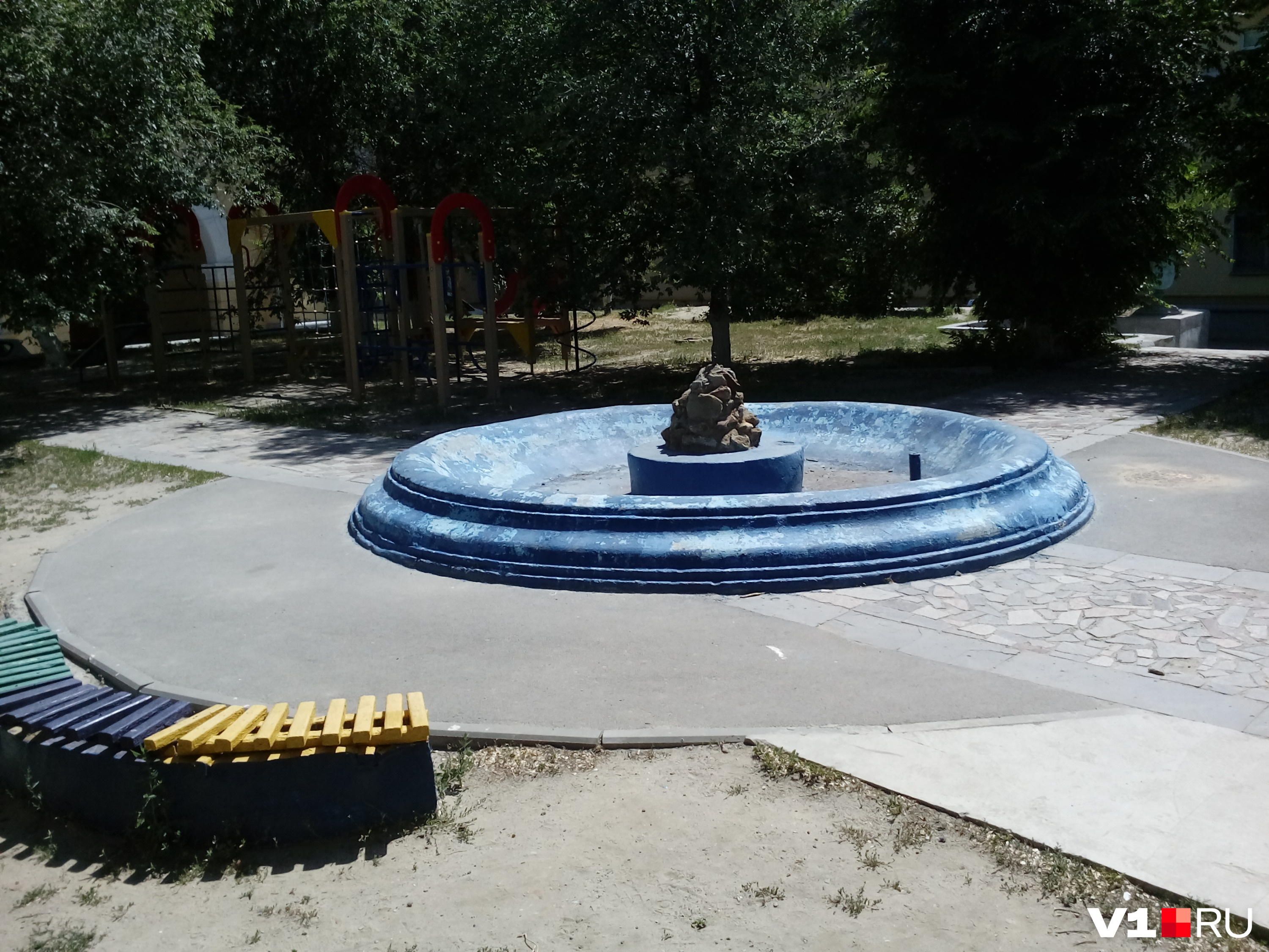 Дворовой фонтан — неработающий символ домов улицы Мира Дворовой фонтан — неработающий символ домов улицы Мира