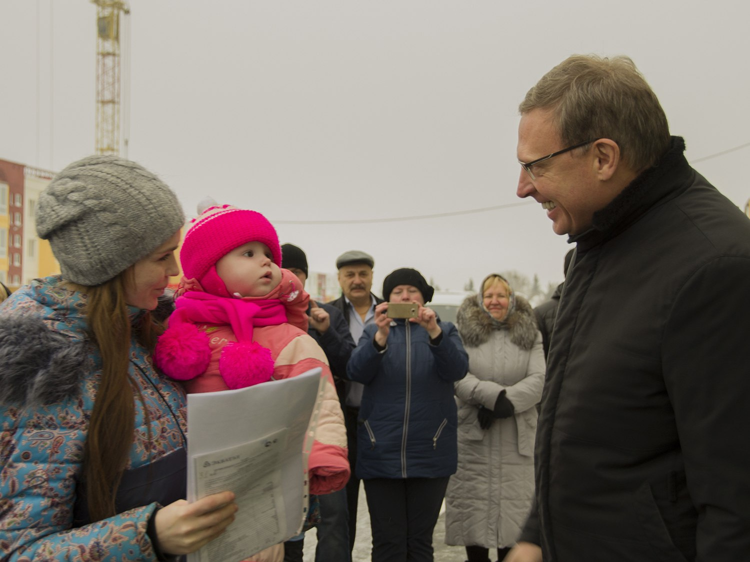 Александр Бурков приветствует маленького жителя новостройки
