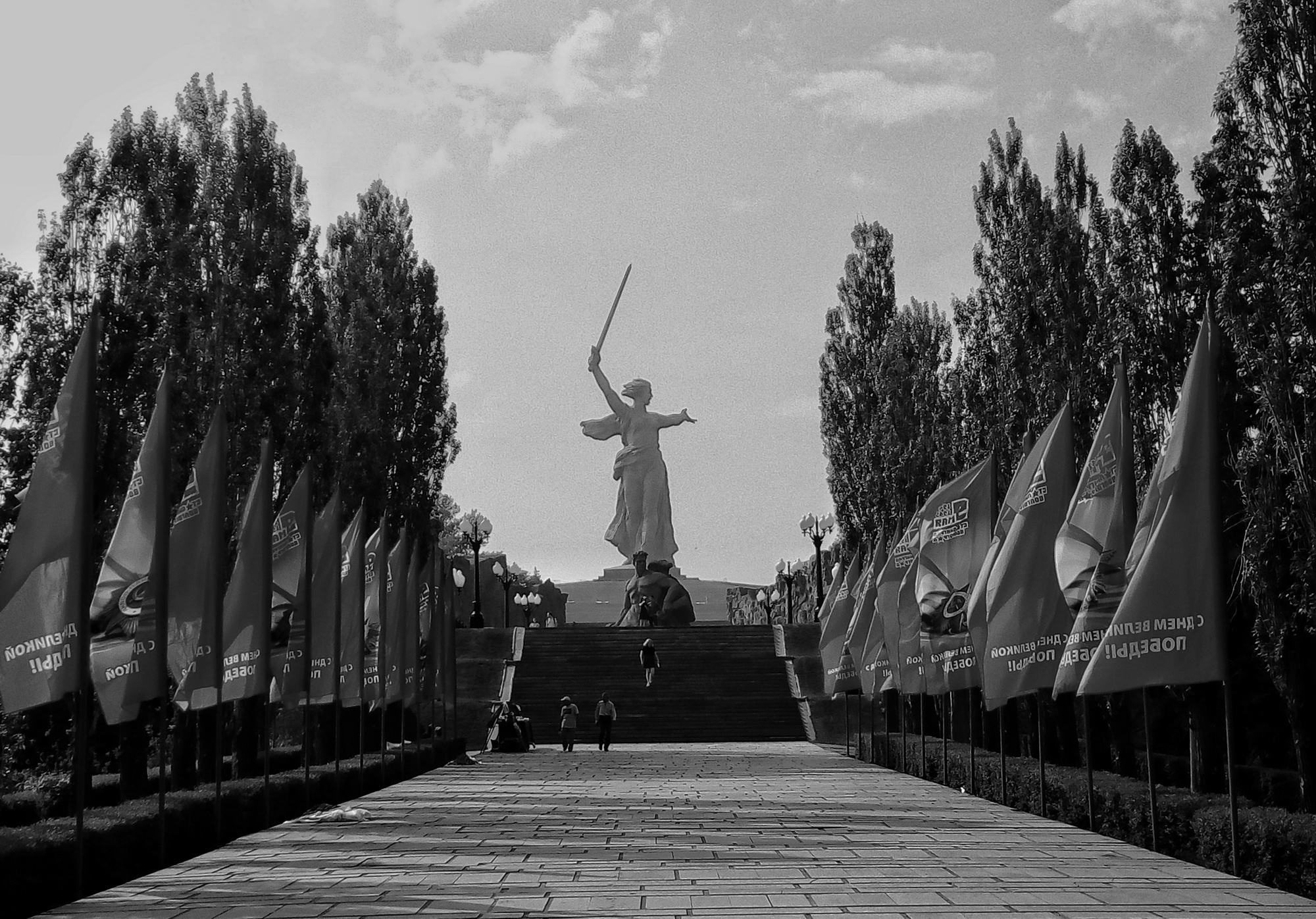 Мать родина в волгограде черно белое фото