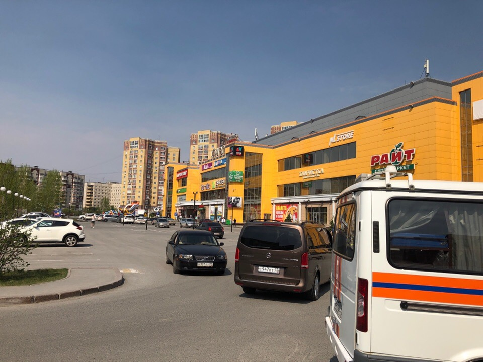 Машины экстренных служб продолжают дежурить у торгового центра Машины экстренных служб продолжают дежурить у торгового центра