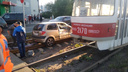 У больницы Середавина столкнулись трамвай и «Хёндай»