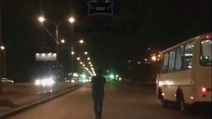 «Хорошо идёт»: девушка вышла гулять по проезжей части Красраба и возмутила водителей