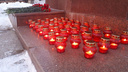 Челябинцы зажгли свечи в память о погибших при взрыве дома в Магнитогорске