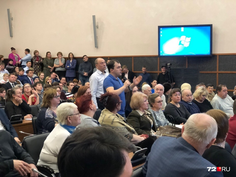 В зале не нашлось свободных мест для желающих обсудить мусорную реформу В зале не нашлось свободных мест для желающих обсудить мусорную реформу