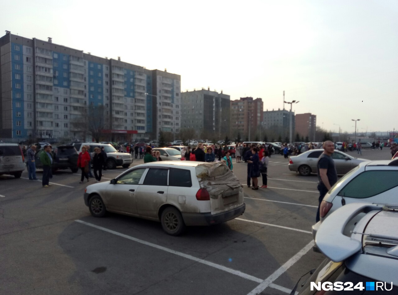 Люди возле ТЦ «Комсомольский»