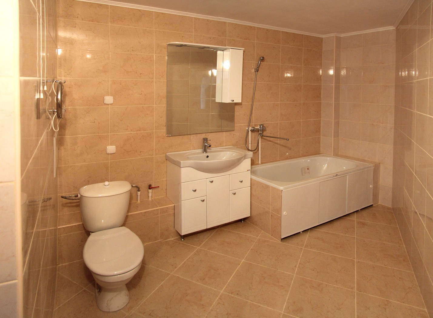 Сделаны даже санузлы: кроме ванны и унитаза установлена раковина, тумбочка и зеркало
