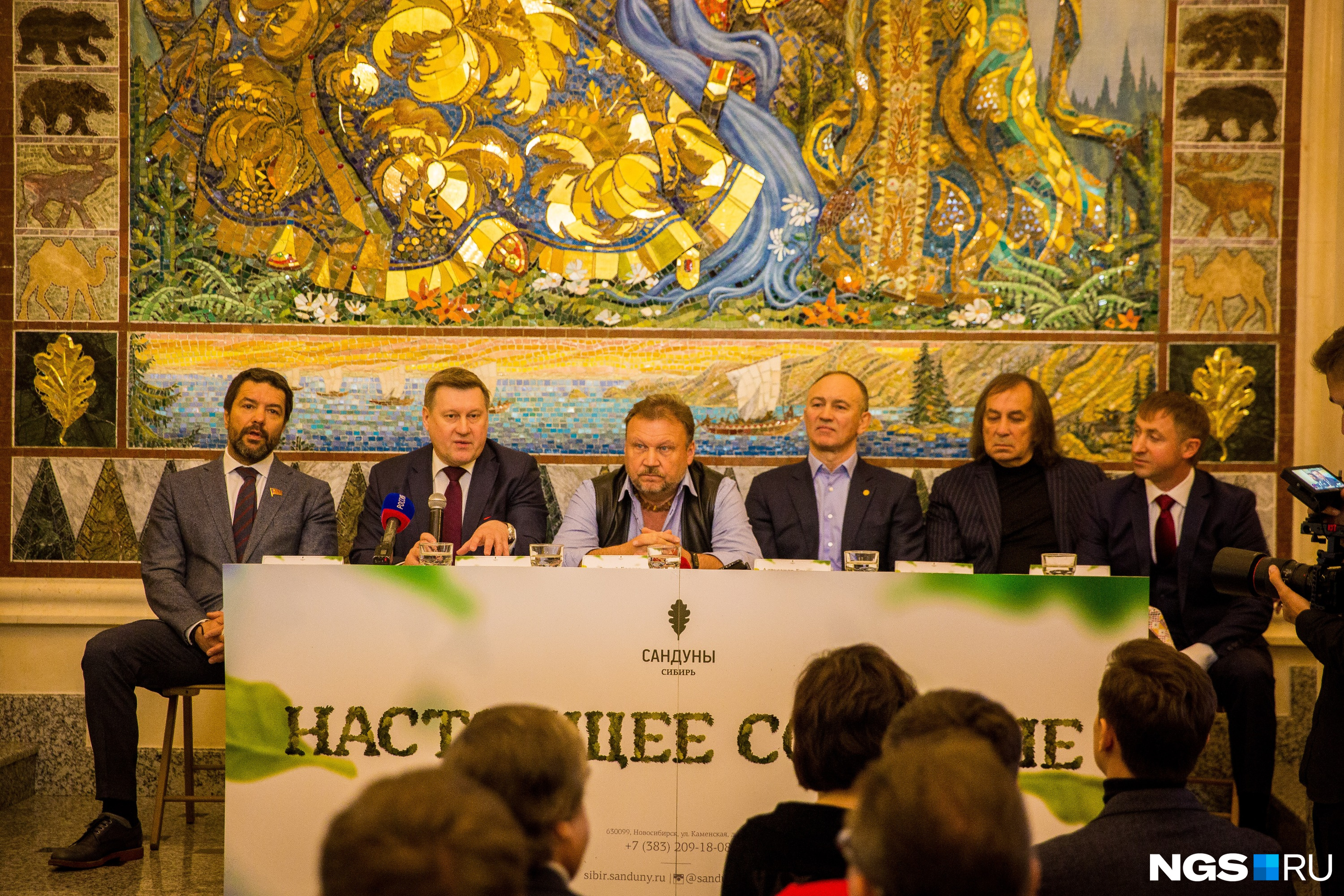 На открытие бань приехали депутаты Госдумы, а также известный актёр, каскадёр и продюсер Александр Иншаков (второй справа)