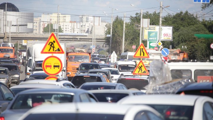 Терпеть несколько месяцев: в двух районах Челябинска ограничили движение на оживлённых дорогах