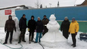 На Первомайке группа подростков разгромила снежный городок, который весь день лепили жители