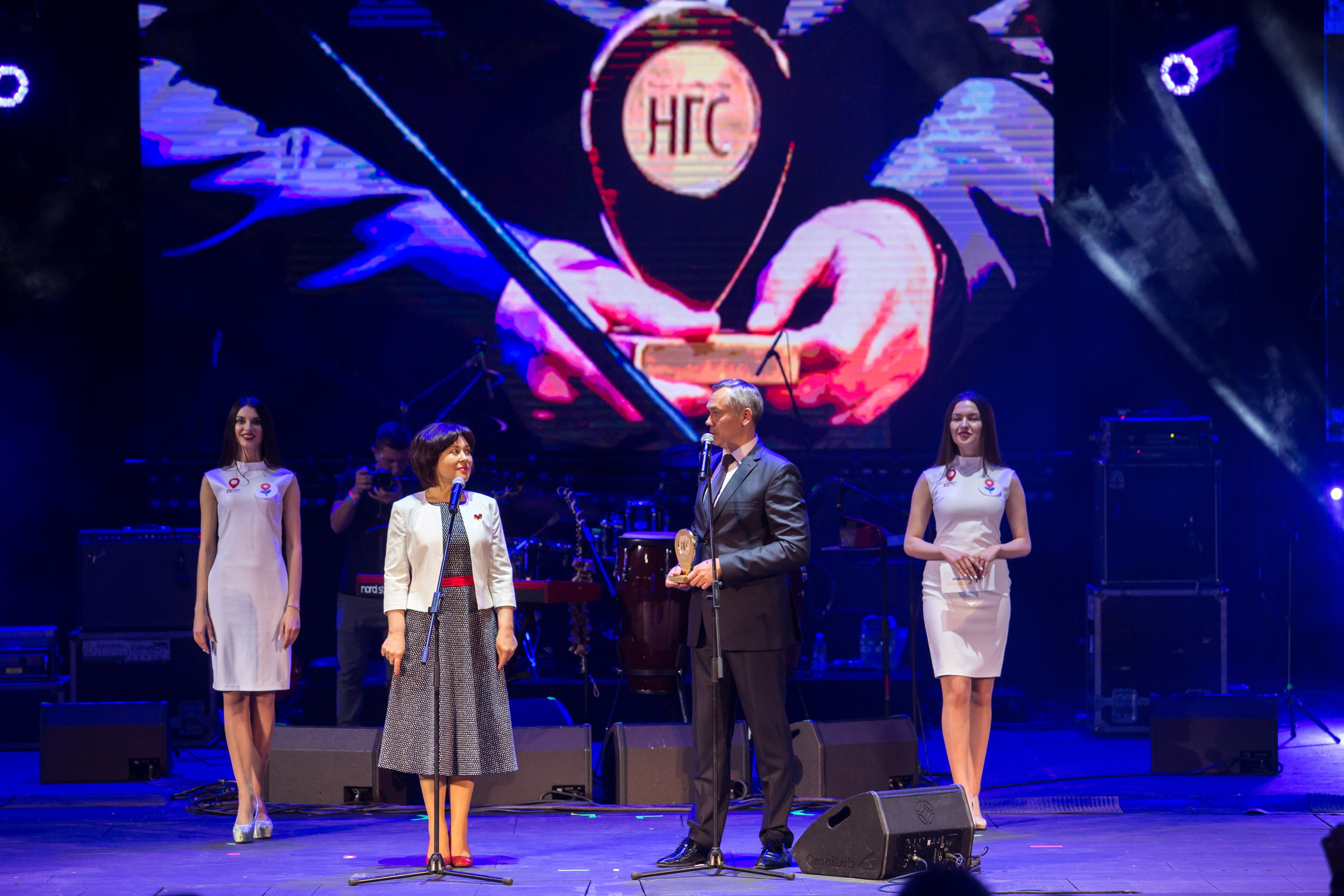 Андрей Травников награждает «Социальный проект года» 