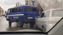 Огромная пробка: на Ново-Вокзальной «одиннадцатая» догнала автомобиль «Почты России»