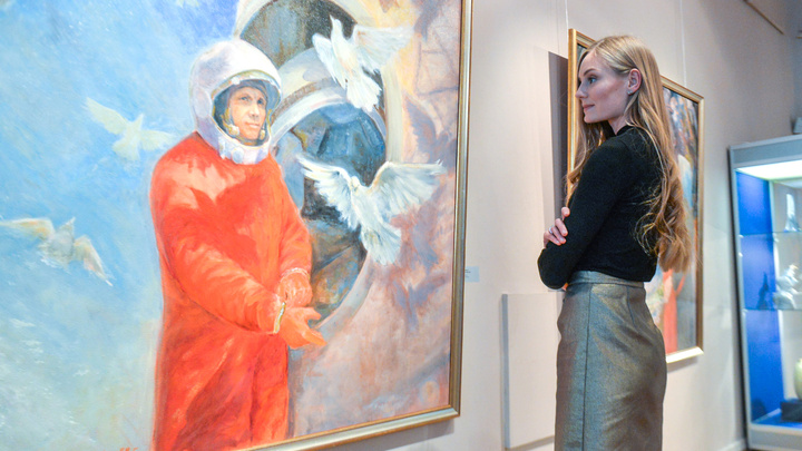 Гагарин в фарфоре и графике: в Екатеринбурге открылась выставка о космонавтике